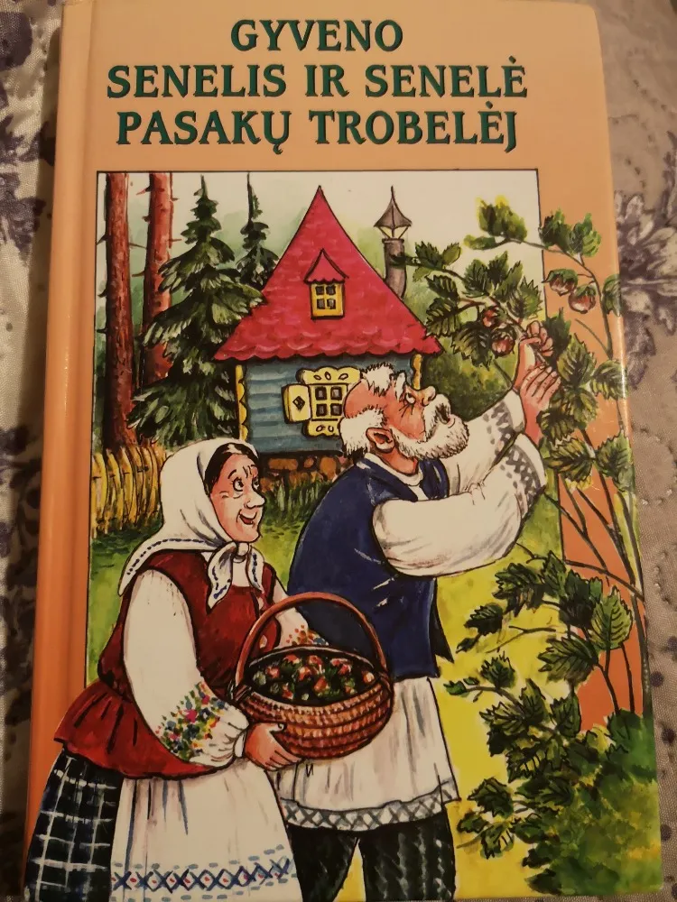 Gyveno senelis ir senelė pasakų trobelėj