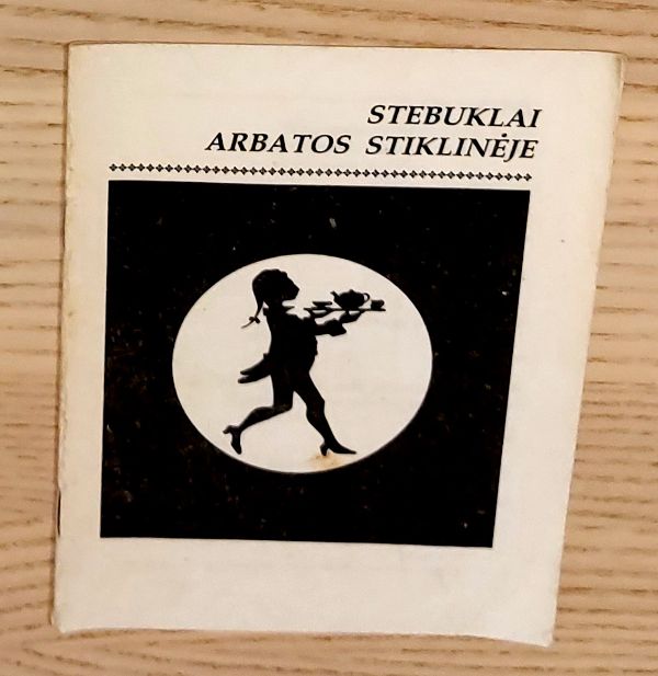 STEBUKLAI ARBATOS STIKLINĖJE