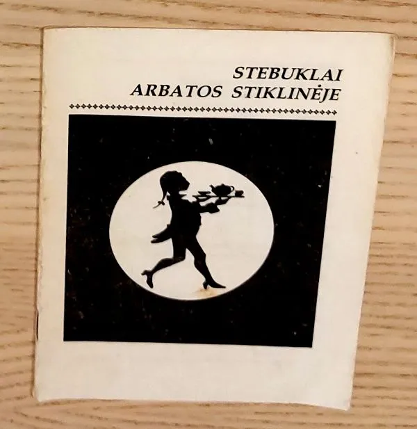STEBUKLAI ARBATOS STIKLINĖJE