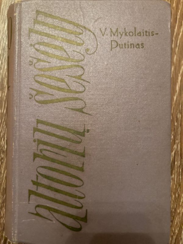 Altorių šešėly
