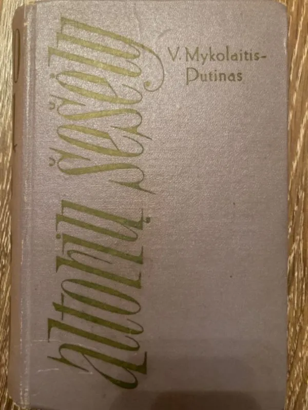 Altorių šešėly