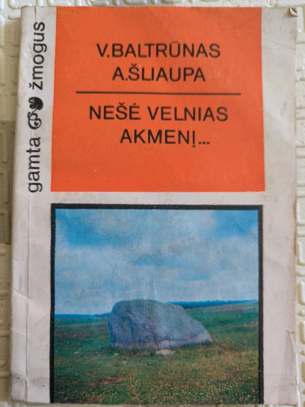 Nešė velnias akmenį