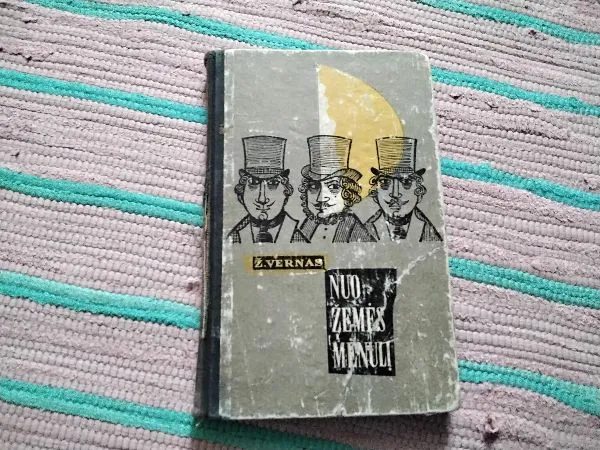 nuo žemės į mėnulį