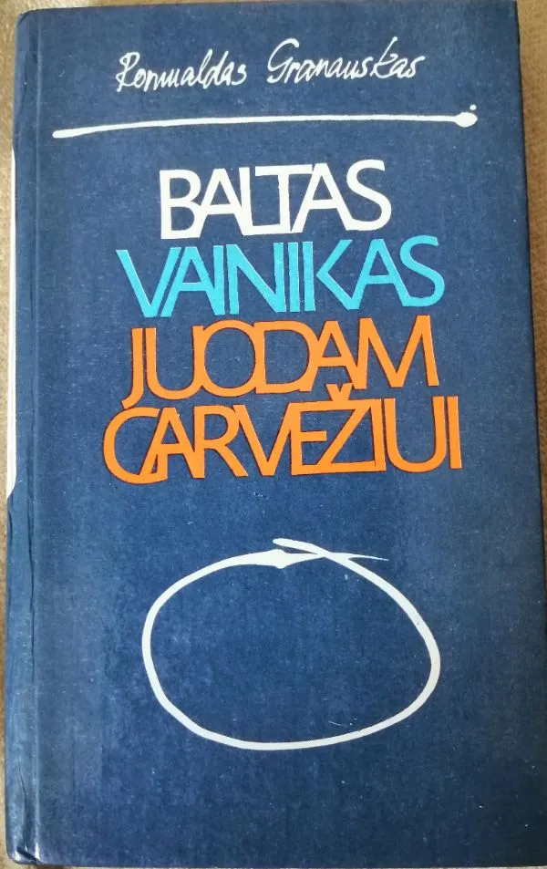 Baltas vainikas juodam garvežiui