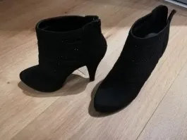 Juodi aukštakulniai aulinukai