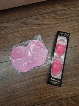 Kosmetinės kempinėlės ir kilimėlis makiažo šepetėl