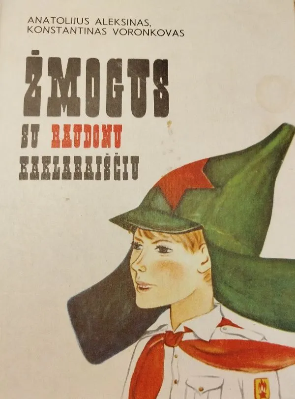 Žmogus su raudonu kaklaraiščiu