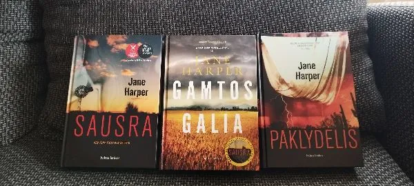 Sausra; Gamtos galia; Paklydėlis - trilogija
