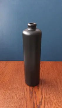 Matinė juoda keramikinė vaza (buvęs butelis), 750ml