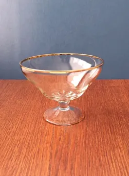 Vazelė ant kojelės, 9,5cm aukštis