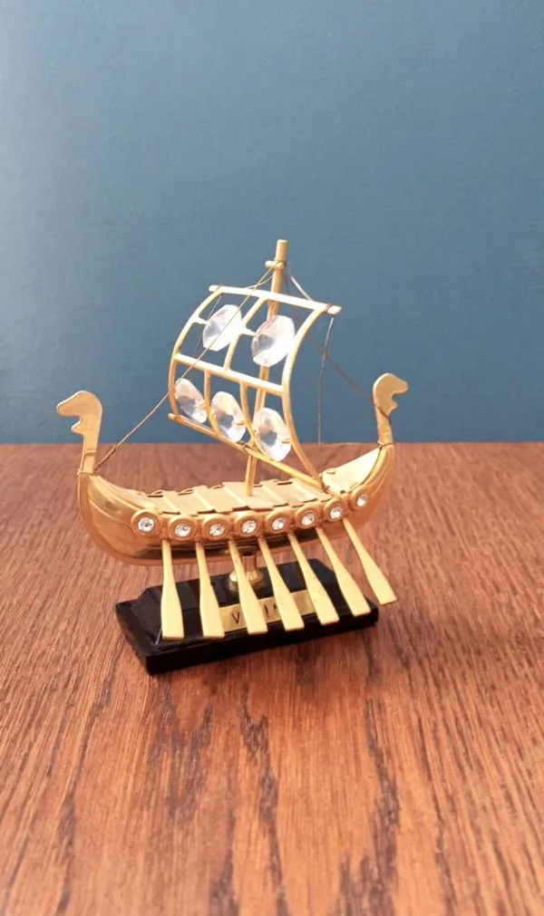 Vikingų laivo statulėlė su Svarovskio kristalais