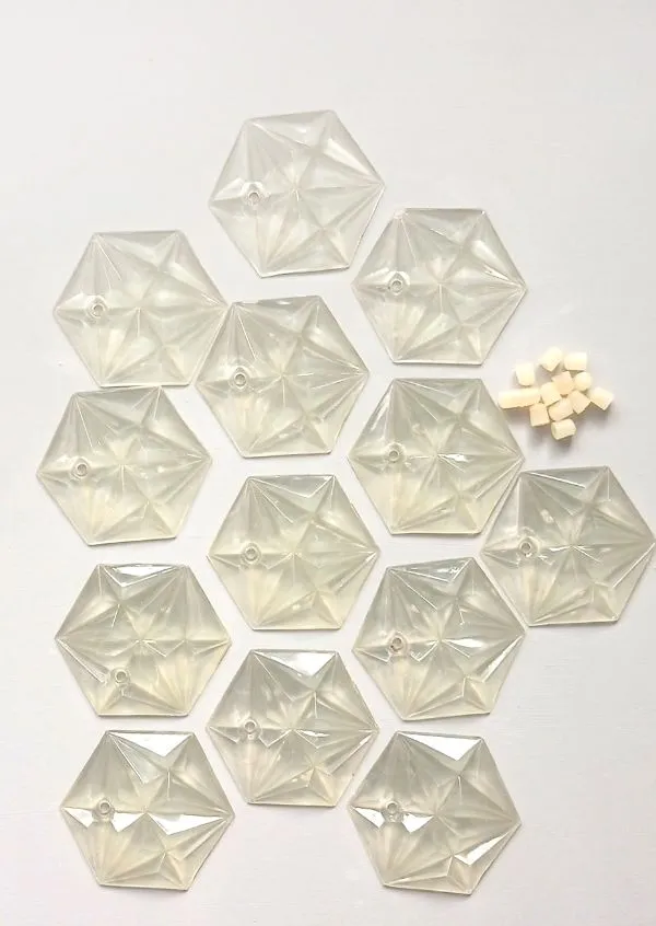 Vintažiniai akrilo šviestuvo elementai-pakabukai "kristalai"