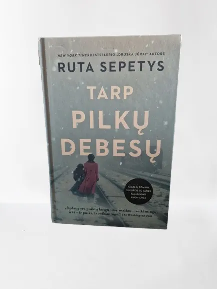 Tarp pilkų debesų