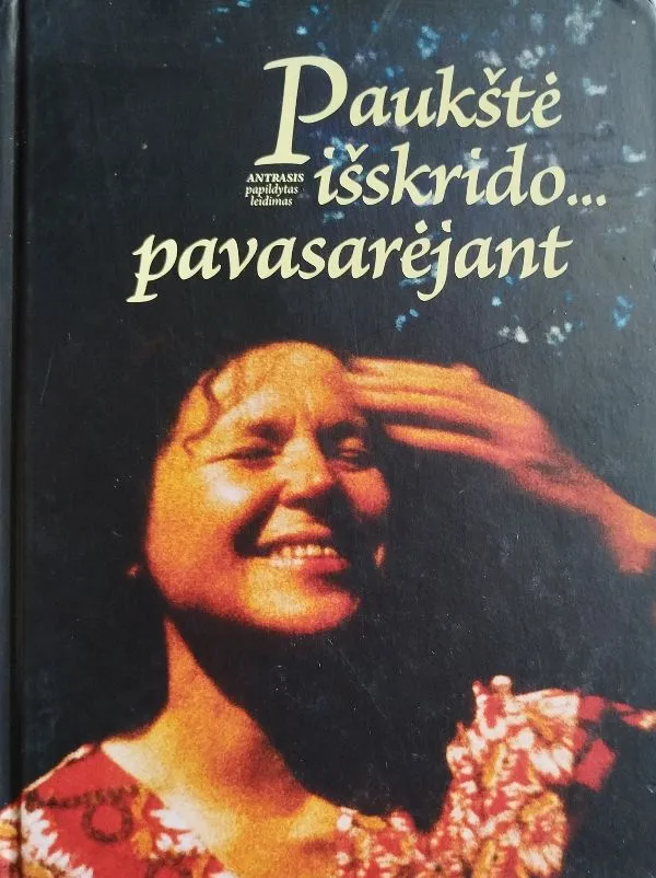 Paukštė išskrido pavasarėjant