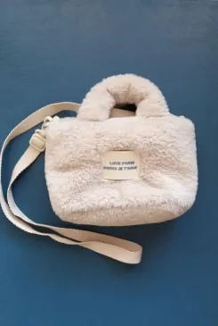 Dirbtinio kailio rankinė per petį, Zara