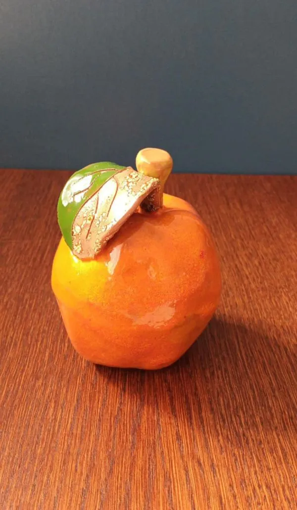 Dekoratyvinė keraminė obuolio statulėlė, 11cm aukštis