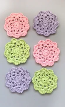 Nauji rankų darbo nerti padėkliukai, servetėlės, 10,5cm, 6vnt.