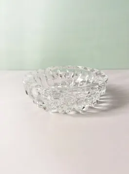 Sunki krištolinė peleninė, 14cm skersmuo.