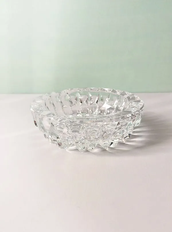 Sunki krištolinė peleninė, 14cm skersmuo.