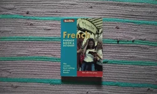 Berlitz French Phrase Book and Dictionary