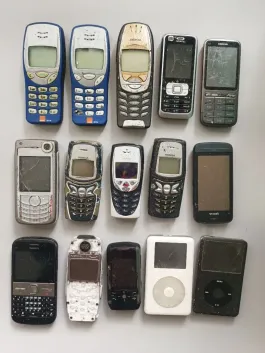 Senų Nokia telefonų ir Apple iPod rinkinys (15 vnt.) kolekcijai / dalims