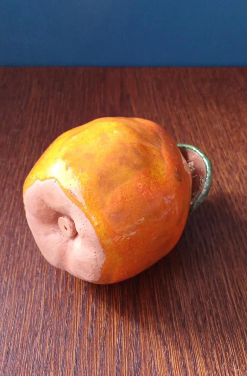 Dekoratyvinė keraminė obuolio statulėlė, 11cm aukštis