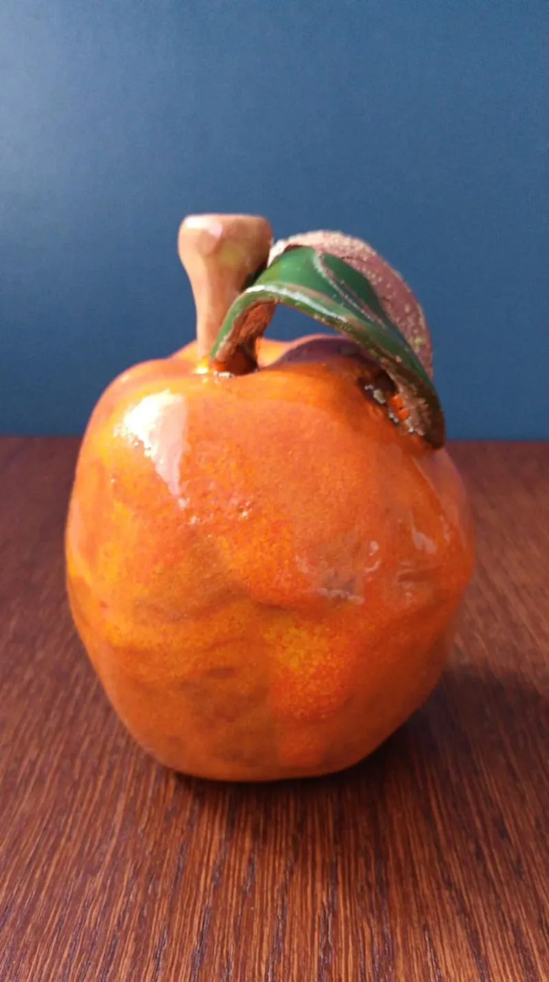Dekoratyvinė keraminė obuolio statulėlė, 11cm aukštis