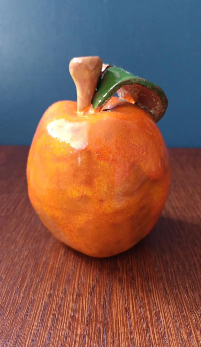 Dekoratyvinė keraminė obuolio statulėlė, 11cm aukštis